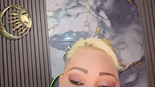 GianellaCox  online show from April 8, 2026, 11:54 am