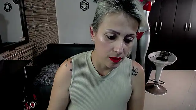 Emma Rizzoo online show from February 6, 2025, 7:40 pm