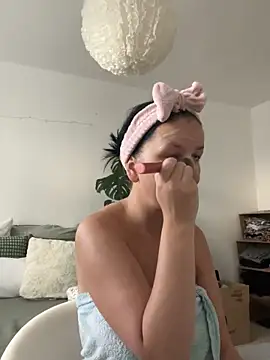 Off  Melonenmandy online show from November 20, 2025, 7:30 am