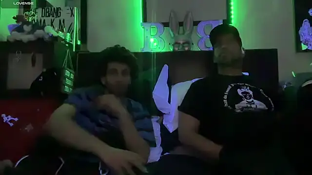 pantslesstraveler plt online show from November 12, 2025, 5:08 am