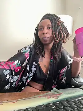 Snapshot of LeyaHoneybuns chatting on January 8, 2025, 3:39 pm LeyaHoneybuns online show from January 8, 2025, 3:39 pm