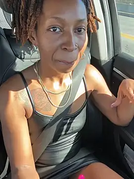 Snapshot of LeyaHoneybuns chatting on November 16, 2025, 4:01 pm LeyaHoneybuns online show from November 16, 2025, 4:01 pm