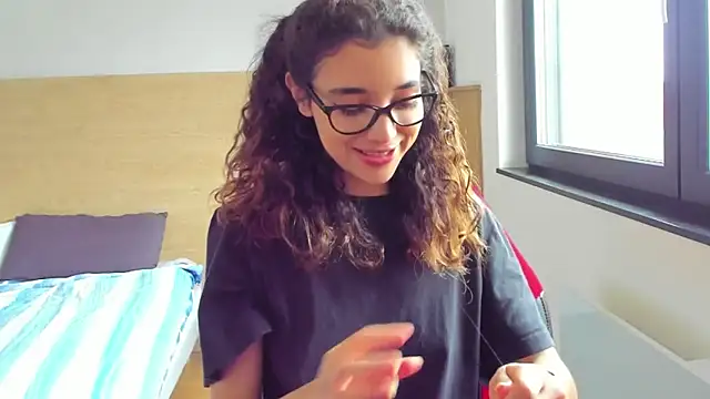 uniquerossie online show from October 11, 2025, 10:36 am