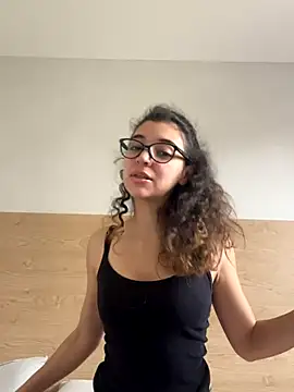 uniquerossie online show from November 7, 2025, 10:59 am