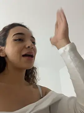 uniquerossie online show from February 11, 2026, 7:46 am