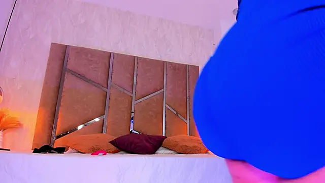 Martinaa Jones  online show from March 4, 2025, 7:11 pm