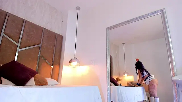 Martinaa Jones  online show from October 22, 2025, 8:41 pm