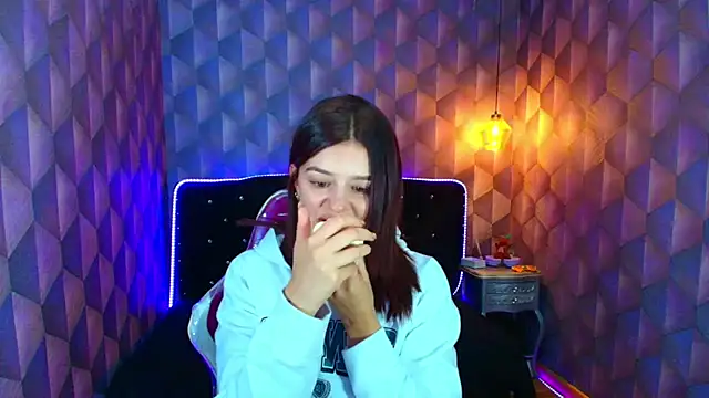 LiaHarryis online show from February 17, 2026, 6:47 pm