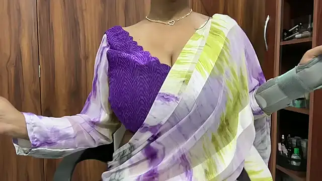 julie 08 online show from September 23, 2025, 5:38 pm