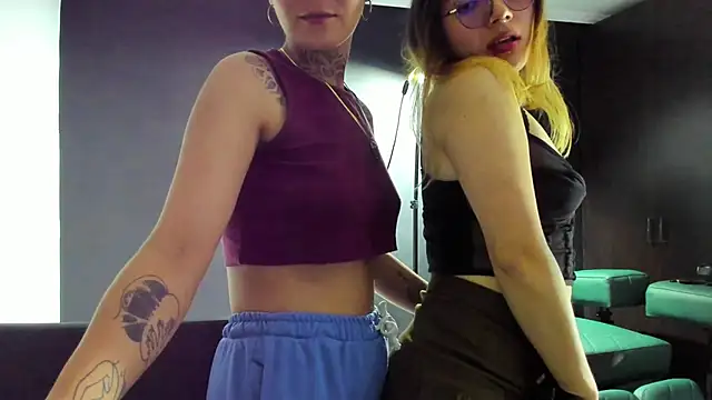 anaroman01 online show from November 7, 2025, 1:38 am