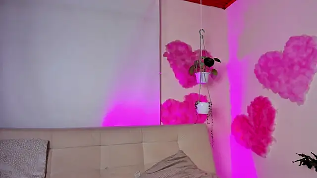 roselinedior online show from February 15, 2025, 4:34 pm