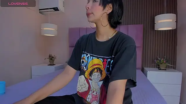 chloe watson  online show from December 5, 2025, 1:31 pm