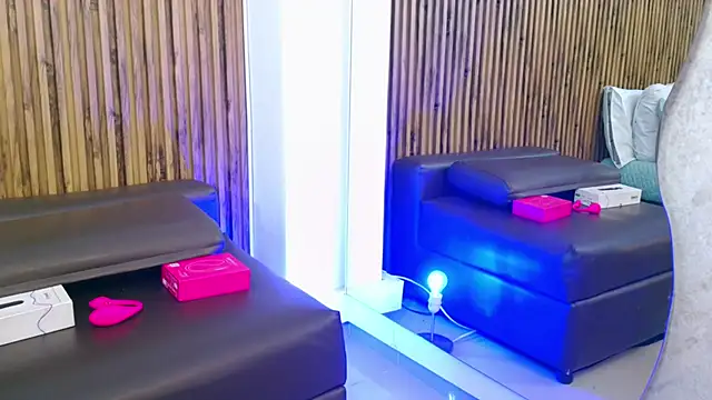 evelynjohnsoon online show from September 13, 2025, 1:44 pm