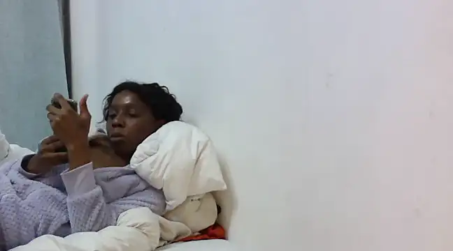 Snapshot of Sexxybella27 chatting on February 28, 2025, 12:32 am Sexxybella27 online show from February 28, 2025, 12:32 am