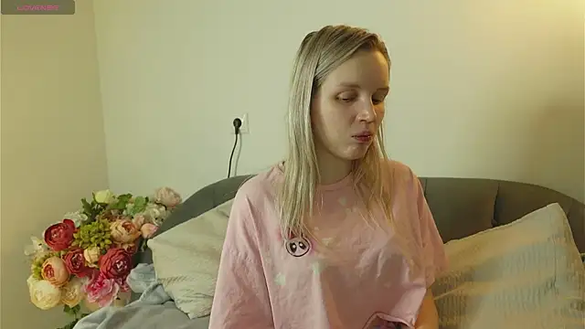 Beatrica Klein online show from November 17, 2025, 4:13 pm