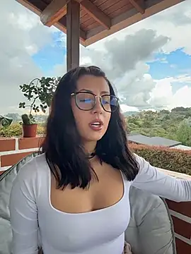 EmaSaenz online show from October 9, 2025, 9:02 pm