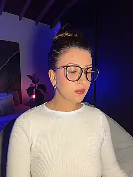 EmaSaenz online show from October 21, 2025, 10:43 pm