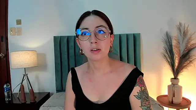 Emilywatsonn online show from March 4, 2025, 11:40 am