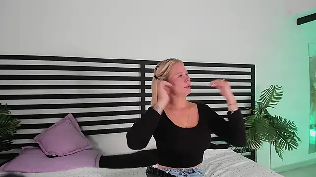 Snapshot of stefanny_ruiz_ chatting on December 2, 2024, 12:40 pm stefanny ruiz online show from December 2, 2024, 12:40 pm