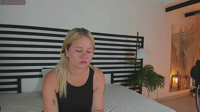 Snapshot of stefanny_ruiz_ chatting on December 18, 2024, 12:29 pm stefanny ruiz online show from December 18, 2024, 12:29 pm