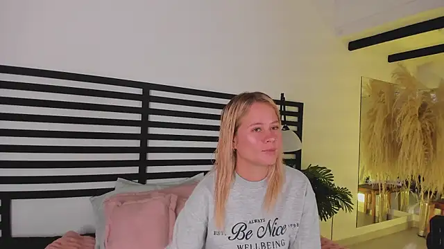 Snapshot of stefanny_ruiz_ chatting on December 30, 2024, 12:42 pm stefanny ruiz online show from December 30, 2024, 12:42 pm