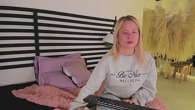 Snapshot of stefanny_ruiz_ chatting on January 7, 2025, 12:20 pm stefanny ruiz online show from January 7, 2025, 12:20 pm