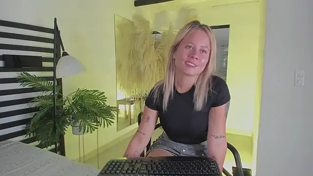 Snapshot of stefanny_ruiz_ chatting on January 10, 2025, 12:36 pm stefanny ruiz online show from January 10, 2025, 12:36 pm