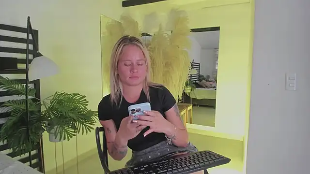 Snapshot of stefanny_ruiz_ chatting on January 10, 2025, 6:38 pm stefanny ruiz online show from January 10, 2025, 6:38 pm