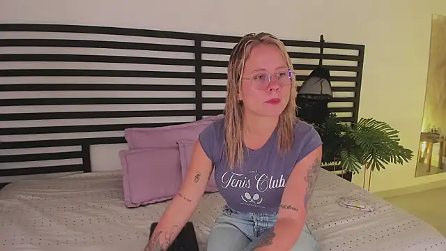 Snapshot of stefanny_ruiz_ chatting on January 14, 2025, 12:45 pm stefanny ruiz online show from January 14, 2025, 12:45 pm