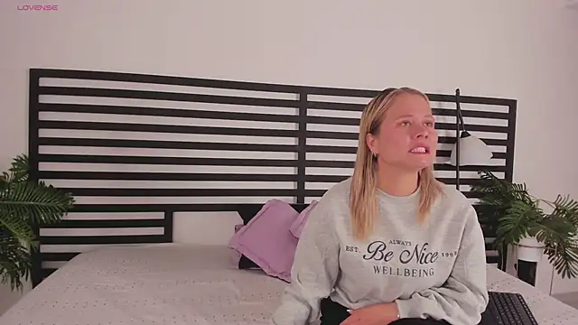 Snapshot of stefanny_ruiz_ chatting on January 17, 2025, 12:42 pm stefanny ruiz online show from January 17, 2025, 12:42 pm