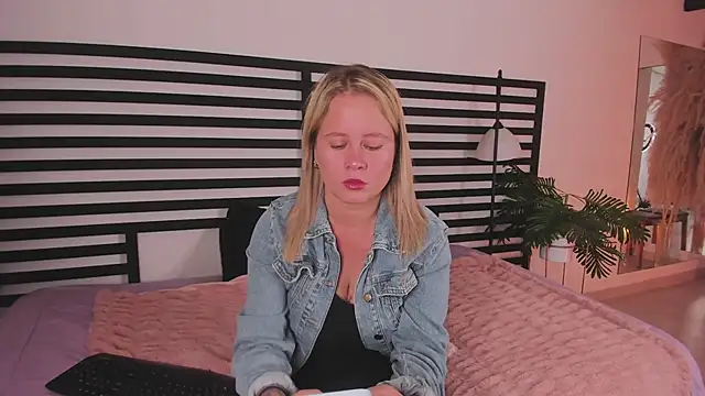 Snapshot of stefanny_ruiz_ chatting on January 18, 2025, 12:36 pm stefanny ruiz online show from January 18, 2025, 12:36 pm