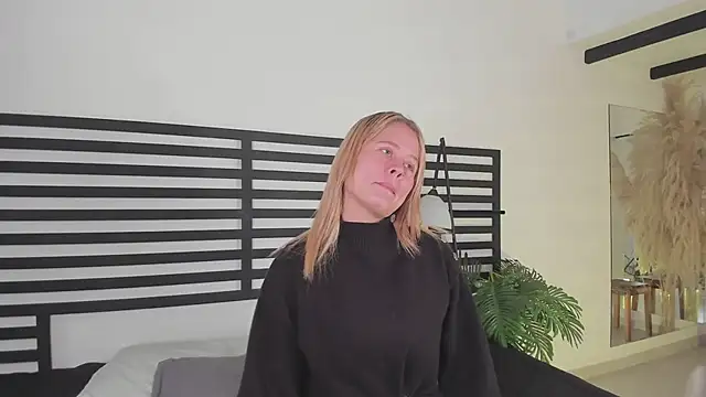 Snapshot of stefanny_ruiz_ chatting on February 18, 2025, 12:28 pm stefanny ruiz online show from February 18, 2025, 12:28 pm