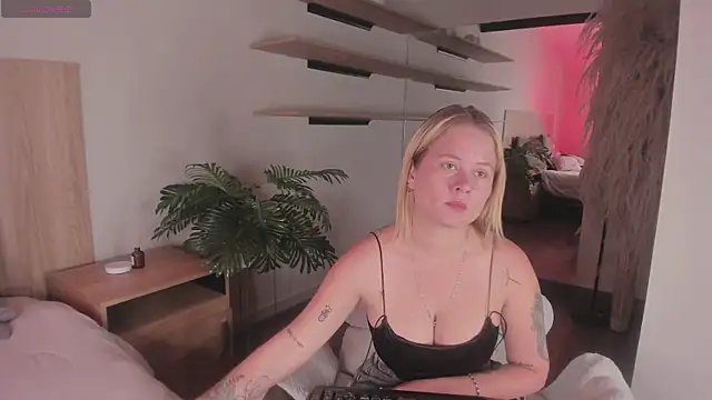 Snapshot of stefanny_ruiz_ chatting on March 5, 2025, 12:33 pm stefanny ruiz online show from March 5, 2025, 12:33 pm