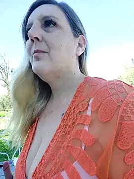 BecciDeluxe online show from November 5, 2025, 10:59 am