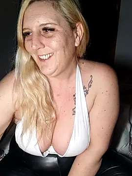 BecciDeluxe online show from February 7, 2026, 11:30 pm