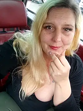 BecciDeluxe online show from April 13, 2026, 7:58 am