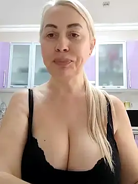 Snapshot of HotJanet chatting on February 2, 2025, 12:13 pm HotJanet online show from February 2, 2025, 12:13 pm