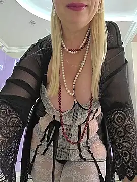 Snapshot of HotJanet chatting on November 16, 2025, 10:43 am HotJanet online show from November 16, 2025, 10:43 am