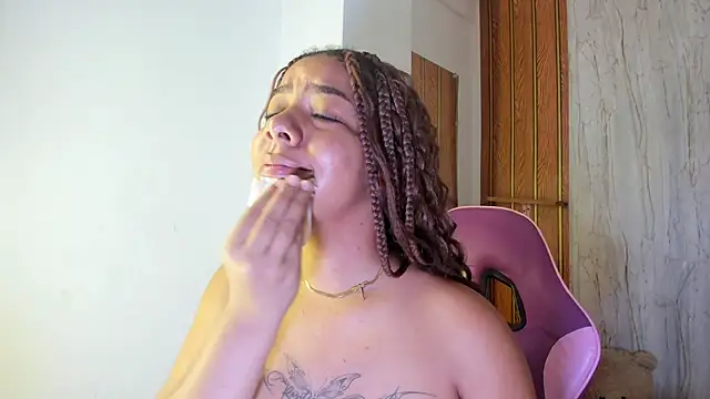 Alika01 online show from October 26, 2025, 1:39 pm