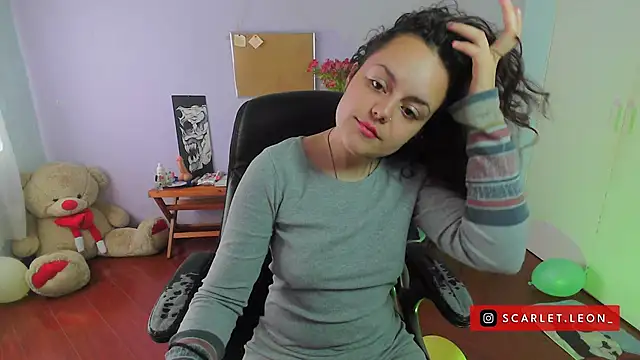 Scarletleon77 online show from December 4, 2024, 2:37 pm