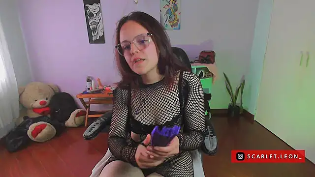 Scarletleon77 online show from February 1, 2025, 6:19 pm