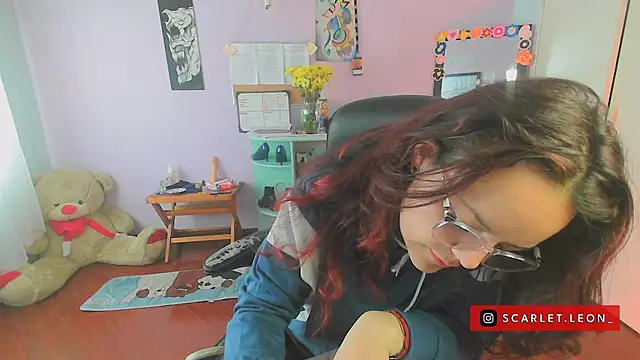 Scarletleon77 online show from February 18, 2025, 4:16 pm