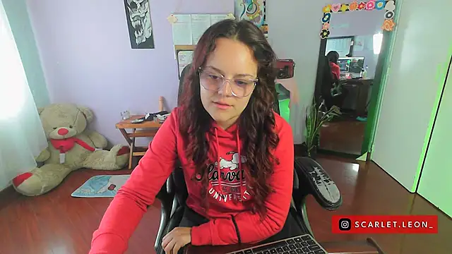 Scarletleon77 online show from February 19, 2025, 4:33 pm