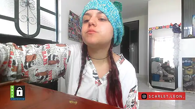 Scarletleon77 online show from October 22, 2025, 12:05 pm