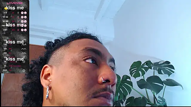 Snapshot of yosoy_enzo2020 chatting on February 23, 2025, 2:25 pm yosoy enzo2020 online show from February 23, 2025, 2:25 pm