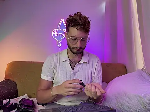 axel giracr online show from October 15, 2025, 7:14 pm