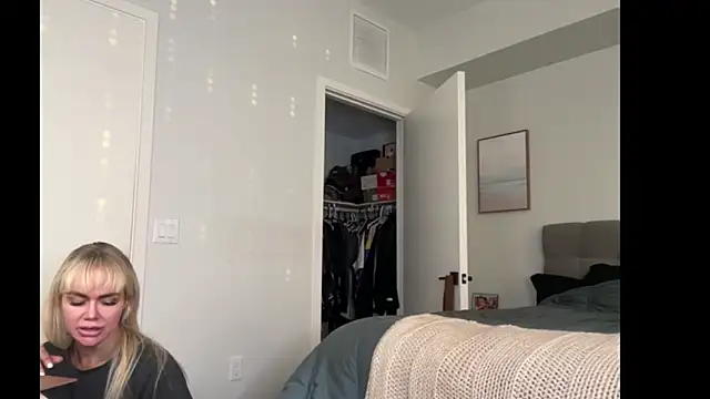 ElenaErickson online show from April 12, 2026, 1:43 am