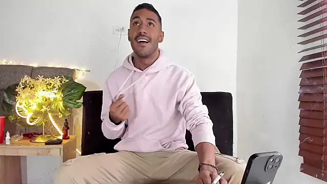 Snapshot of tom_colinn chatting on September 30, 2025, 4:56 pm tom colinn online show from September 30, 2025, 4:56 pm