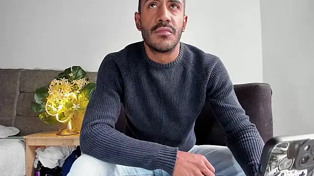 Snapshot of tom_colinn chatting on October 8, 2025, 7:00 pm tom colinn online show from October 8, 2025, 7:00 pm