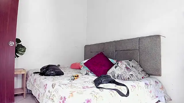 Snapshot of tom_colinn chatting on October 28, 2025, 6:54 pm tom colinn online show from October 28, 2025, 6:54 pm